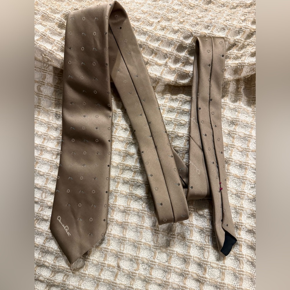 Vintage Oscar de la renta Tie. Preloved/ Dry cleaned